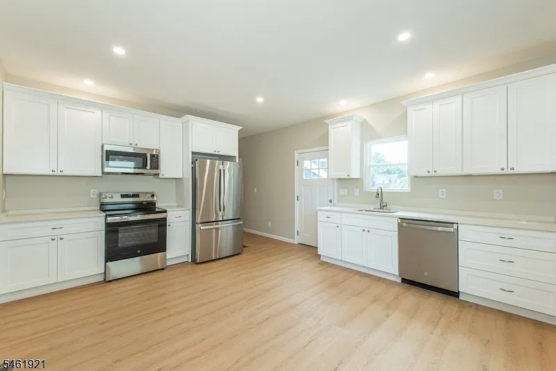 4 bed, 2.0 bath, $3,100 — Photo 3
