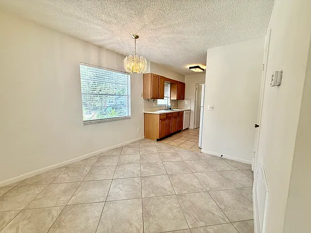223 N Adelle Ave — Photo 7