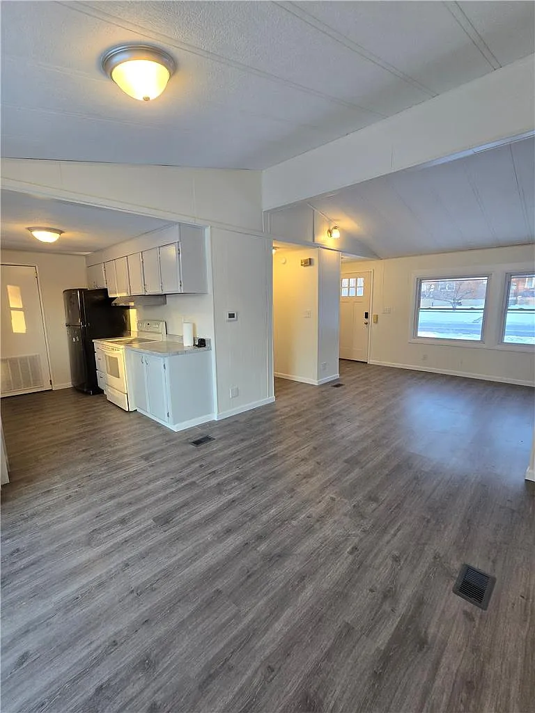 3 bed, 1.5 bath, 1152 sqft, $1,945 — Photo 3