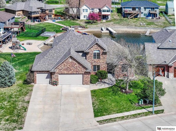 220 Marina Ct, Carter Lake, IA 51510