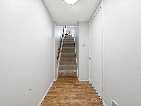 5th image of 307 Hamlet Ct