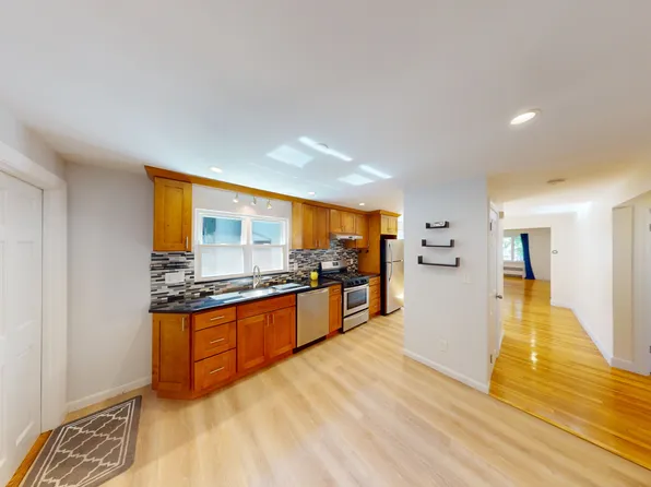 14 Louise Rd, Chestnut Hill, MA