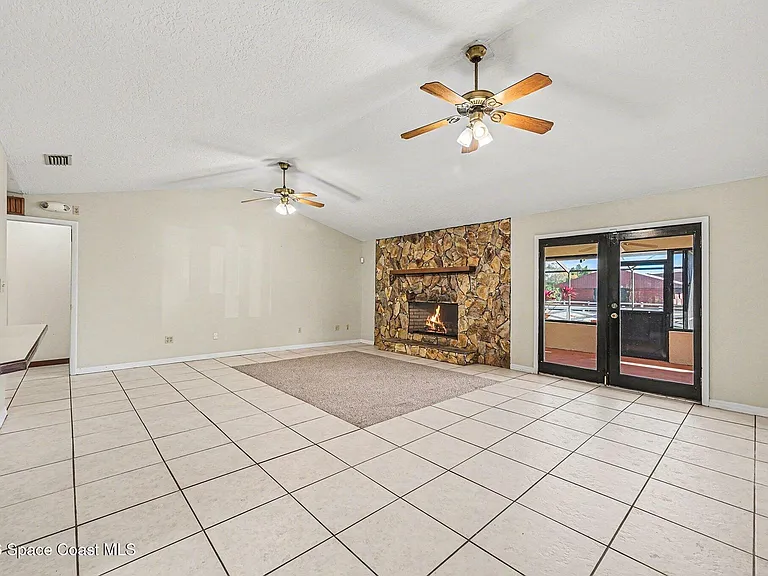 525 N Burnett Rd — Photo 5