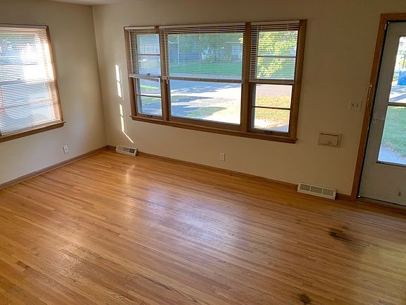 6621 13th living room_09292021