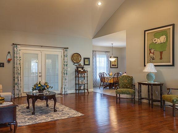 3rd image of 268 Ravenwood Dr