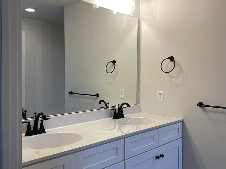 en-suite in primary bath with double sinks