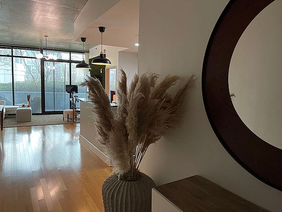 Entry way - mirror + table