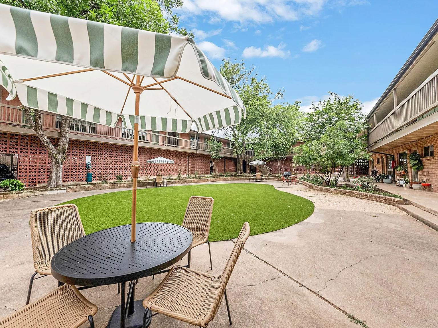Lorrain Apartments — Photo 4