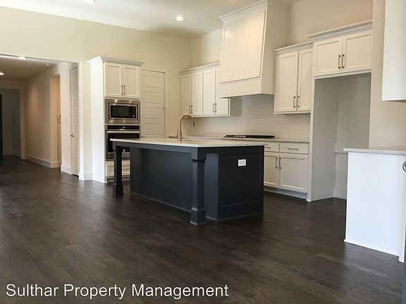 3rd image of 2213 Leslie Ln