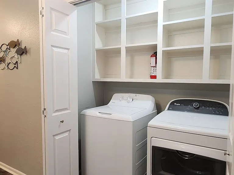 718 W College St — Photo 19