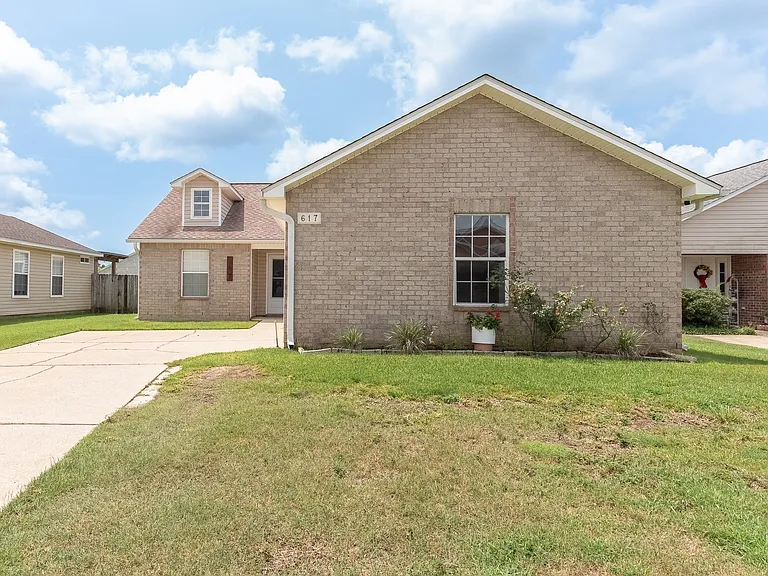 617 Hanley Downs Dr — Photo 2