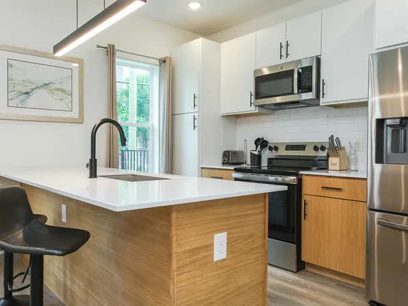 The Flats at 4001 Roseland