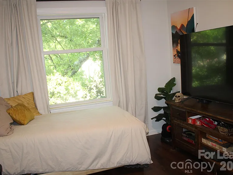 430 Queens Rd — Photo 17