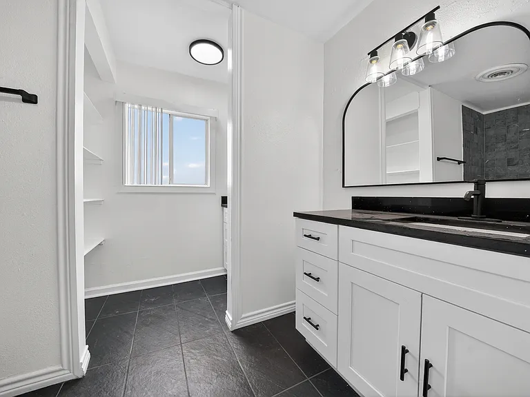 Four Oaks Apartments — Photo 7