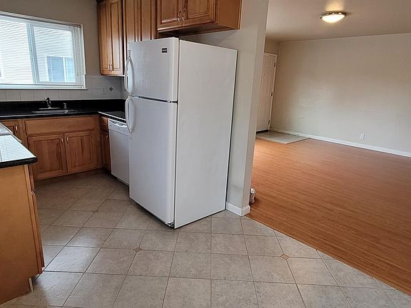 3rd image of 1642 Queen Charlotte Dr #1A
