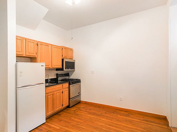 3rd image of 164 Orchard St APT 1E