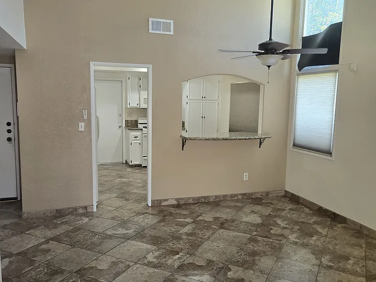 2150 Catalpa Ct — Photo 4