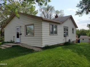 402 9th Ave SE, Jamestown, ND 58401