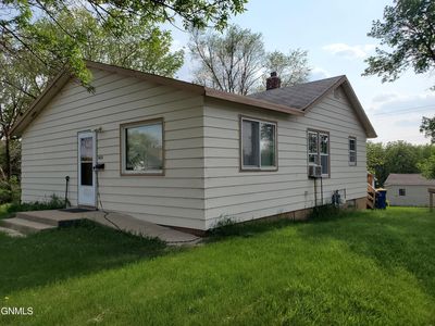 402 9th Ave SE, Jamestown, ND, 58401