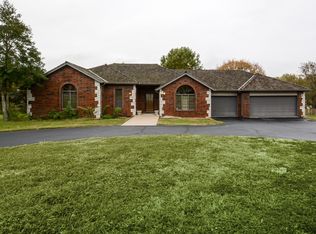 2033 N Steeple Chase Ct, Nixa, MO 65714