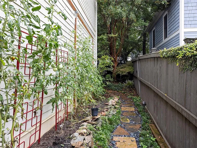 325 Sinclair Ave NE — Photo 23