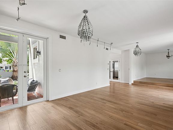 4th image of 6935 Mindello St