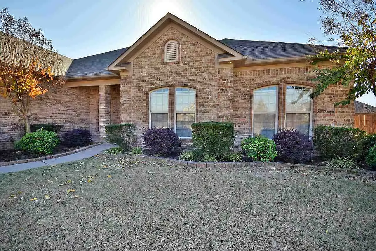 4 bed, 2275 sqft, $2,300 — Photo 1