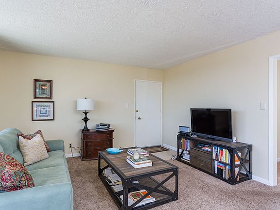 4th image of 2033 E 3rd St Unit 3B
