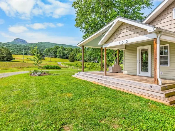 135 Vaughn Ln, Pilot Mountain, NC 27041