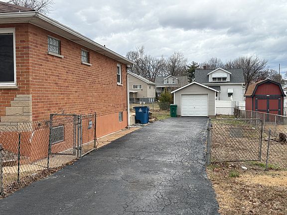 3rd image of 115 W Loretta Ave