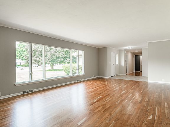 5th image of 226 Windsor Dr