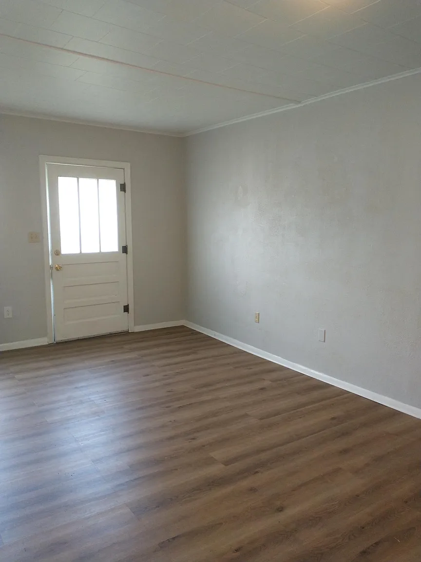 536 Sheridan St photo 1