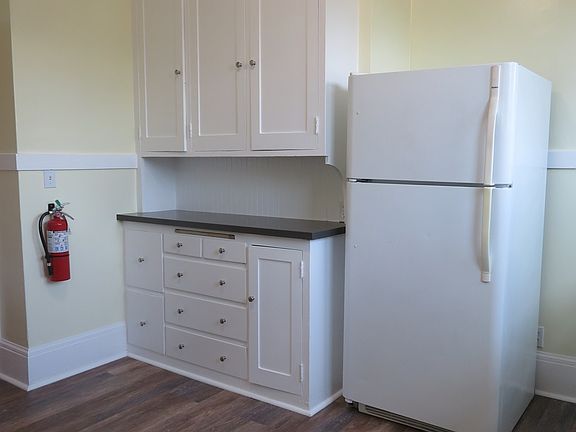 Updated spacious kitchen with plenty of built in cabinets