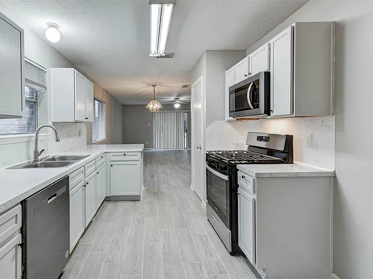 7815 Barnhill Dr — Photo 17