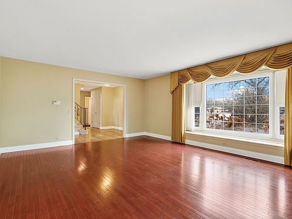 4th image of 136 Graymoor Ln