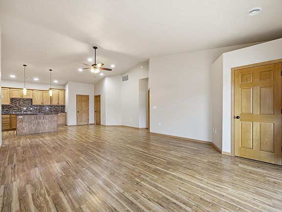 4th image of 150 Sheyenne St #I