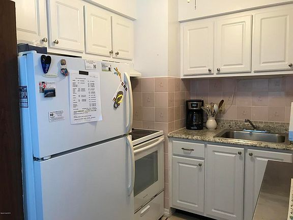 3rd image of 215 Circle Dr APT 10