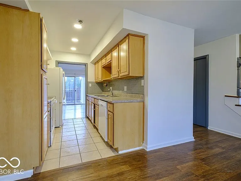 8527 Canterbury Sq E — Photo 6