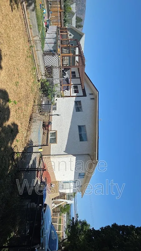 3 bed, 1.0 bath, $2,400 — Photo 2