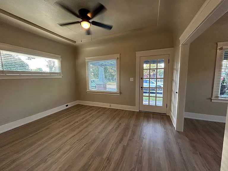 504 E Walnut St — Photo 2