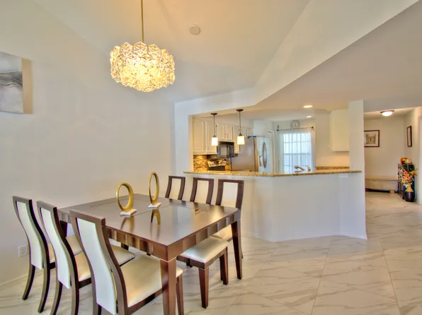 9590 Victoria Ln APT 306, Naples, FL 34109