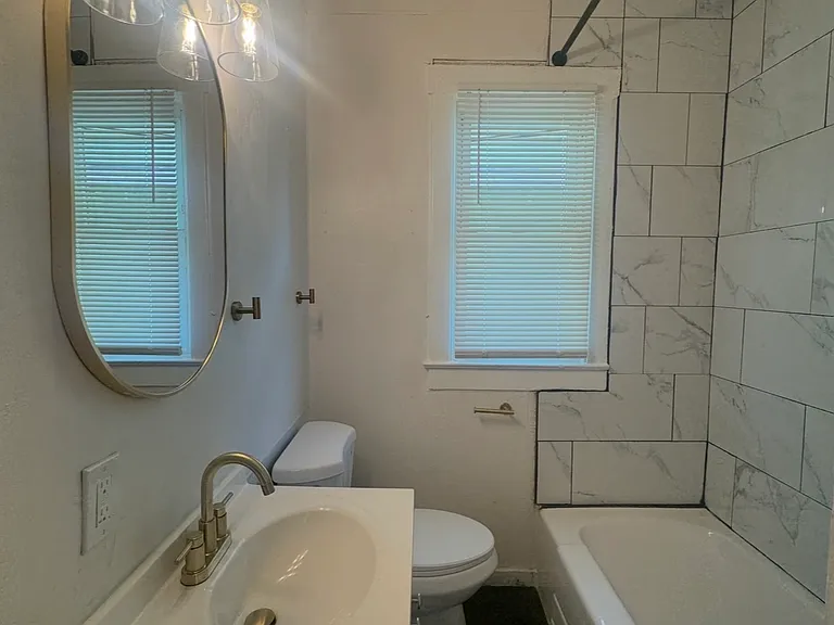 1726 W Saint Catherine St — Photo 9