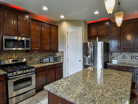 4th image of 323 Parsons Woods Dr