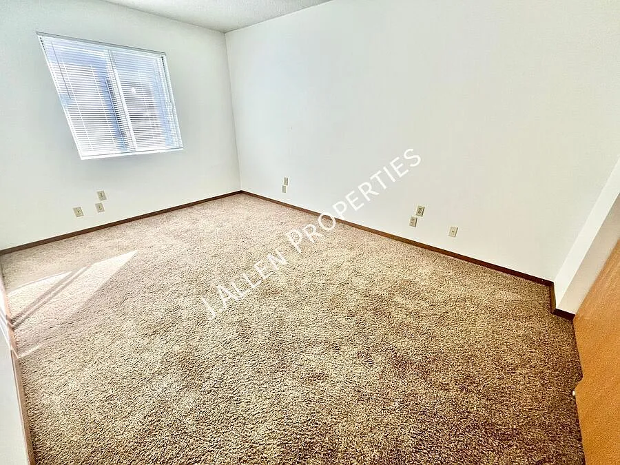 Large, Comfortable, Affordable 2 bed — Photo 4