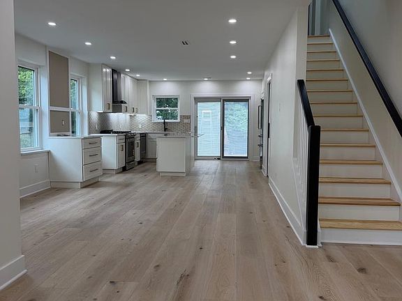 4th image of 256 Willow Ave