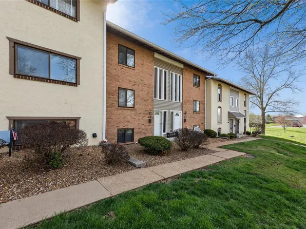 141 Carmel Woods Dr, Ballwin, MO 63021