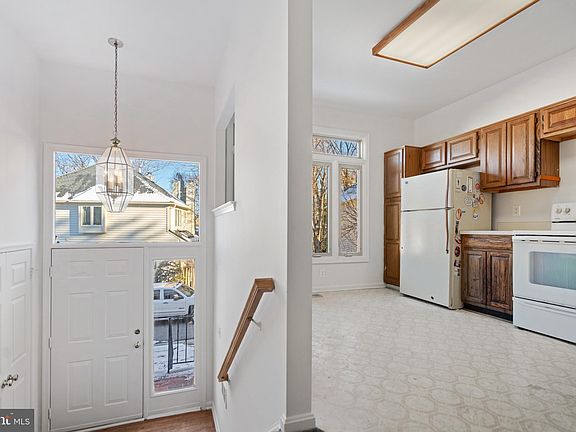 3rd image of 126 E Colonial Dr