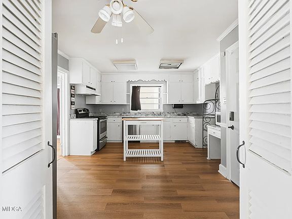 5th image of 3057 Ridge Ave