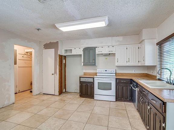 2nd image of 3213 Berkshire Dr