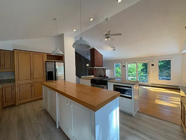 3 bed, 2.5 bath, 1455 sqft, $3,200 — Photo 2